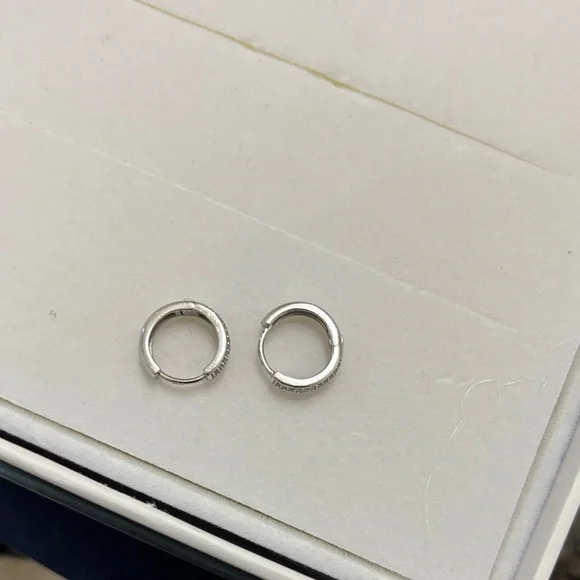 💎Mejuri Bold pavé Diamond Huggie Hoop Earrings 14k white gold - Picture 7 of 8